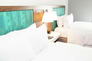 Hampton Inn and Suites Dundee客房内的一张或多张床位