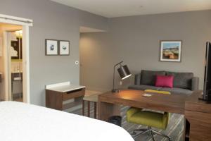 Hampton Inn and Suites Dundee的休息区