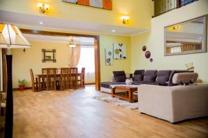 sala de estar con sofá y mesa en Cornerstone Villas, en Arusha
