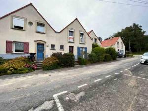 维桑Belle maison de famille - Wissant的街上的白色房子,有蓝色的门