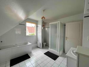 维桑Belle maison de famille - Wissant的带浴缸、马桶和水槽的浴室 更多8张照片