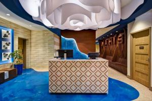 Posezení v ubytování DoubleTree by Hilton Oceanfront Virginia Beach
