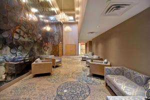 Posezení v ubytování DoubleTree by Hilton Oceanfront Virginia Beach