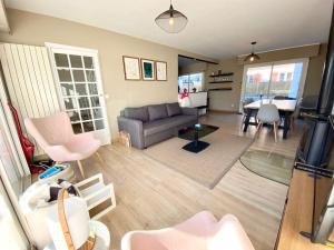 a living room with a couch and a table at Maison Familiale - Plage à Pieds in Larmor-Plage +15 photos