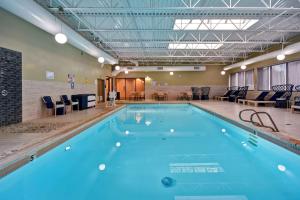 Bazén v ubytování DoubleTree by Hilton Oceanfront Virginia Beach nebo v jeho okolí