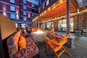Home2 Suites By Hilton Portland Hillsboro的休息区