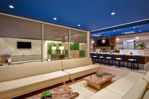 TV a/nebo společenská místnost v ubytování DoubleTree by Hilton Oceanfront Virginia Beach