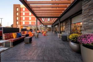 eine Lobby eines Gebäudes mit Sofas und Tischen in der Unterkunft Home2 Suites By Hilton Portland Hillsboro in Hillsboro