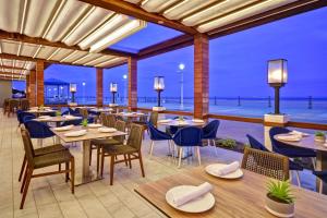Restaurace v ubytování DoubleTree by Hilton Oceanfront Virginia Beach