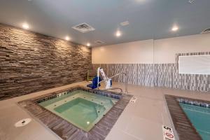 Home2 Suites By Hilton Portland Hillsboro内部或周边的泳池
