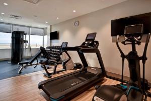 Fitness centrum a/nebo fitness zařízení v ubytování DoubleTree by Hilton Oceanfront Virginia Beach