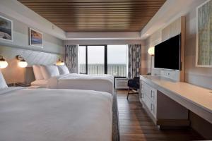 Postel nebo postele na pokoji v ubytování DoubleTree by Hilton Oceanfront Virginia Beach