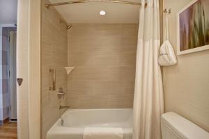 Koupelna v ubytování DoubleTree by Hilton Oceanfront Virginia Beach