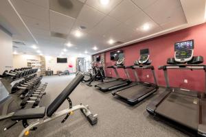 Home2 Suites By Hilton Portland Hillsboro的健身中心和/或健身设施