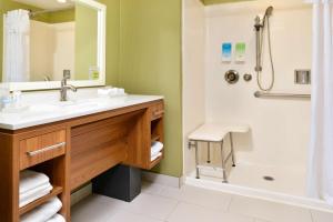 Home2 Suites By Hilton Portland Hillsboro的一间浴室