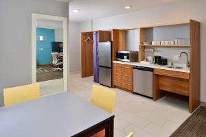 Home2 Suites By Hilton Portland Hillsboro的厨房或小厨房