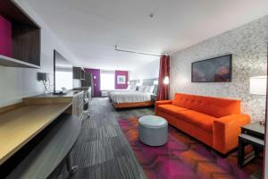 Home2 Suites By Hilton Portland Hillsboro的电视和/或娱乐中心
