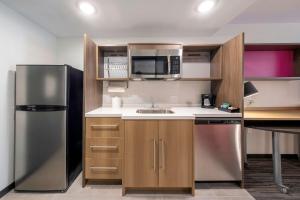 Home2 Suites By Hilton Portland Hillsboro的厨房或小厨房