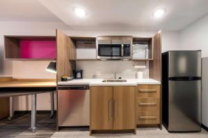 Home2 Suites By Hilton Portland Hillsboro的厨房或小厨房