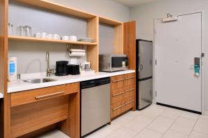 Home2 Suites By Hilton Portland Hillsboro的厨房或小厨房