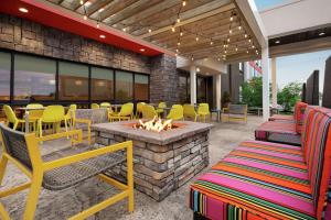 patio z krzesłami i miejscem na ognisko w obiekcie Home2 Suites By Hilton Rochester Greece w mieście Greece