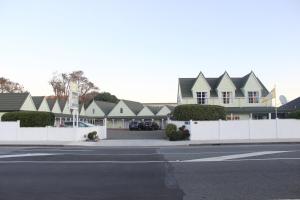 ローワー・ハットにあるASURE Green Gables Motelの白柵と通りの家並み