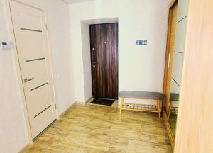 een kamer met een deur en een stoel voor een deur bij Однокомнатні Апартаменти у Співочих Фонтанів in Oeman