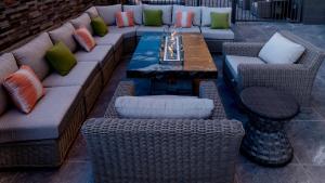 Hampton Inn Riverside Downtown的休息区