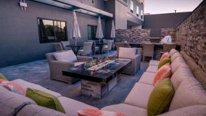 Hampton Inn Riverside Downtown的休息区