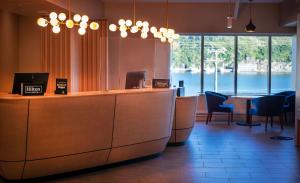 un restaurant avec un bar offrant une vue sur l'eau dans l'établissement DoubleTree by Hilton St. John's Harbourview, à Saint-Jean 30 autres photos