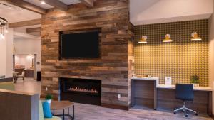 Hampton Inn Riverside Downtown的电视和/或娱乐中心