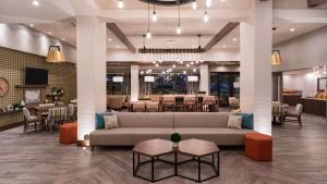 eine Lobby mit Sofa und Tischen und ein Restaurant in der Unterkunft Hampton Inn Riverside Downtown in Riverside