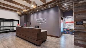 里弗赛德Hampton Inn Riverside Downtown的商店里一张大墙的迎宾桌子 更多17张照片