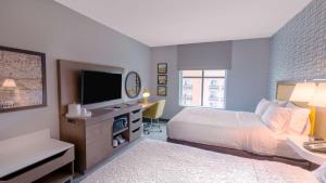 Hampton Inn Riverside Downtown客房内的一张或多张床位