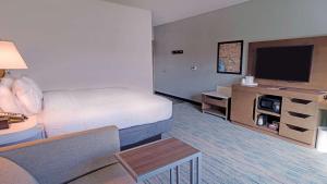 Hampton Inn Riverside Downtown的电视和/或娱乐中心