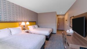Hampton Inn Riverside Downtown客房内的一张或多张床位
