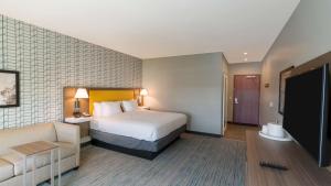 Hampton Inn Riverside Downtown客房内的一张或多张床位