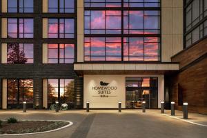 un edificio con un cartel que lee estudios homestead en Homewood Suites By Hilton Wilmington Downtown, en Wilmington