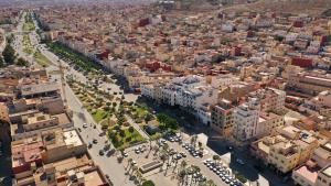 uma vista aérea de uma cidade com edifícios em Hotel Annakhil em Nador