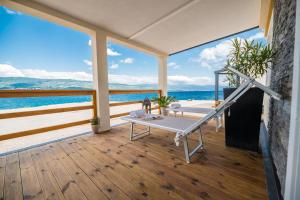 uma varanda com uma mesa e vista para o oceano em Mobile Homes Krk Silo em Šilo