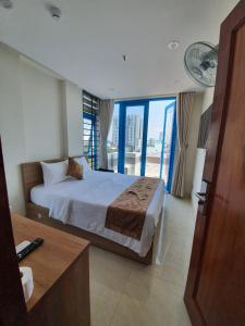 Ένα ή περισσότερα κρεβάτια σε δωμάτιο στο Khách sạn HAWA HOTEL