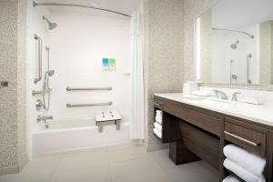 Home2 Suites By Hilton St. Augustine I-95的一间浴室