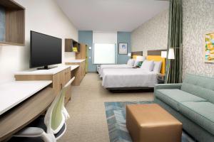 Home2 Suites By Hilton St. Augustine I-95的电视和/或娱乐中心