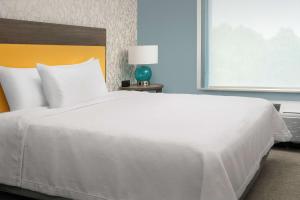 Home2 Suites By Hilton St. Augustine I-95客房内的一张或多张床位