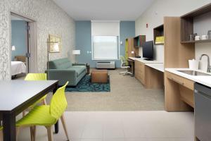 Home2 Suites By Hilton St. Augustine I-95客房内的一张或多张床位