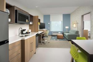Home2 Suites By Hilton St. Augustine I-95的电视和/或娱乐中心