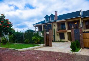 una casa con una puerta y una valla en Cornerstone Villas, en Arusha