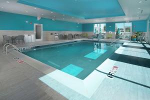 een groot zwembad in een hotelkamer bij Hampton Inn & Suites Kutztown, Pa in Kutztown