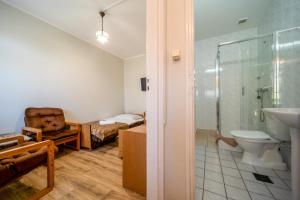 een badkamer met een douche, een toilet en een wastafel bij OW Gromada Pod Topolami in Międzyzdroje