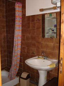 uma casa de banho com um lavatório e uma cortina de chuveiro em Maison Vacances Mer em Bages